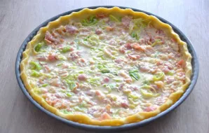 Fill the inside with the prepared filling, smooth it out. Bake in an oven heated to 180 degrees for 30-35 minutes.