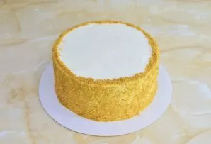 Sprinkle the cake with the resulting crumbs. You can sprinkle only the sides or the whole cake.