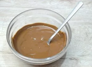 Add about 2 teaspoons of vegetable oil to the melted chocolate, the chocolate should be liquid, transfer to a pastry bag.
