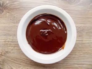 Break the remaining chocolate into a bowl and pour in the remaining butter. Dissolve and stir until smooth. Do not overheat, as the choco...