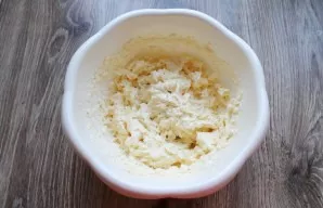 Pour in the liqueur, beat until smooth, but not for long.