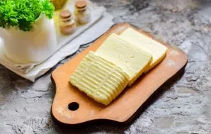Cut adyghe cheese into large slices. To make it convenient to fry them.
