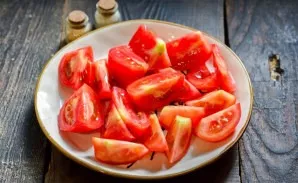 Wash and dry all the tomatoes, remove the place of growth of the stem. Cut the tomatoes into slices.
