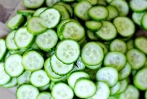 Cut the cucumbers into rings.