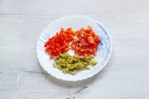 Finely chop the olives, bell pepper and half the cherry tomatoes.