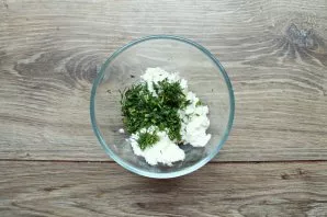 Mix cottage cheese and finely chopped dill.