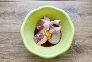 Wash and dry the paws of the ducks, put in a bowl. Add mustard, honey, salt to your feet and pour it with red wine. Mix everything and le...