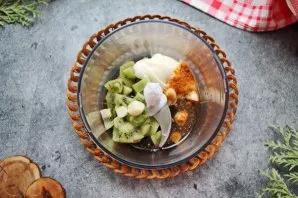 Wash the kiwis, peel them, chop them and put them in a blender bowl. Add mayonnaise, soy sauce, chopped garlic, pepper, add adjika. Beat ...