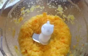 Wash the orange thoroughly, cut it and make sure that there are no seeds in it. If there is, we remove it. And crush the orange with a bl...