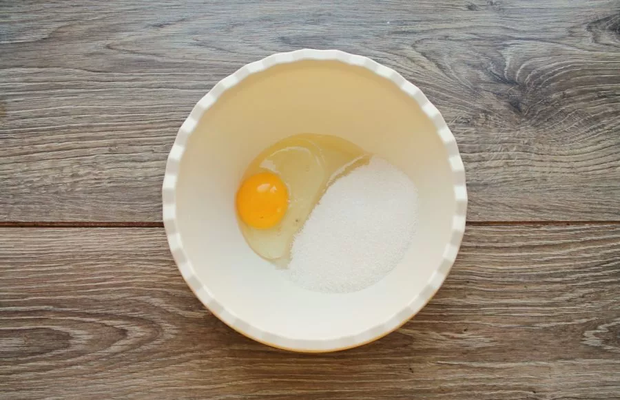 Beat the egg in a bowl, add salt and sugar, beat until fluffy.