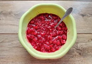 Put the raspberries in a deep bowl and add sugar, mix.