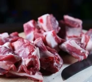 First cut the meat with bones and fat into small parts.
