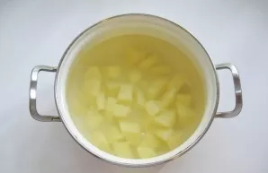 Peel the potatoes, wash and cut into cubes. Put in a saucepan.