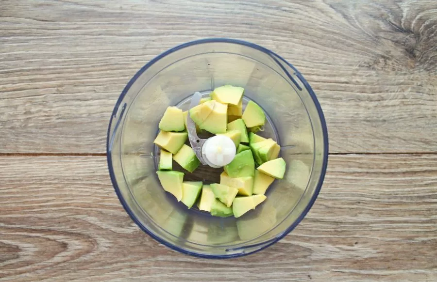 Cut the avocado in half, remove the stone and peel it. Chop the flesh of the avocado and put it in a blender.