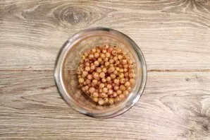 Sort out the currants, remove the twigs and debris, wash and put in a sterilized jar.