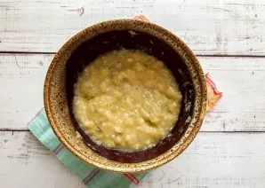 Crush the bananas well with a fork until smooth.