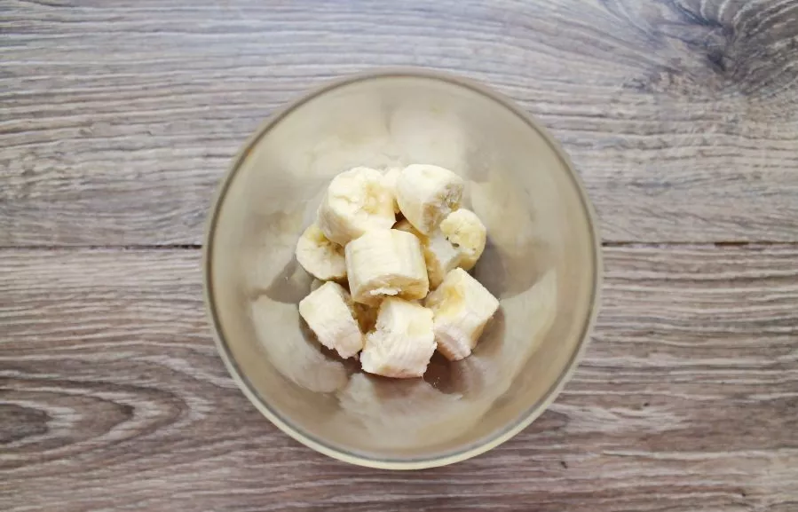 Peel the bananas and cut them into pieces, put them in a blender bowl.