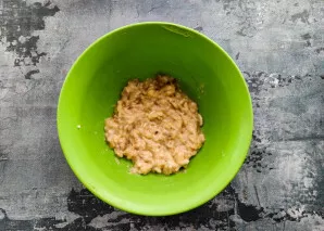 Peel the bananas and crush with a fork until smooth.