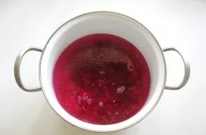 Peel the beets, wash and grate, put in a saucepan with potatoes.