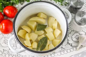 Peel the potatoes, rinse, cut off the affected areas, cut into medium cubes into a saucepan. Put bay leaves there, pour water and place t...