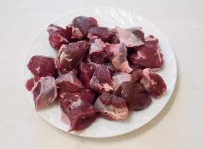 Wash, dry and cut the meat into medium-sized pieces.