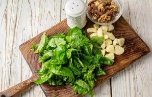 Wash, dry and chop the fresh basil coarsely. Peel the garlic, and also cut into slices. Dry the walnuts for a couple of minutes in a dry ...