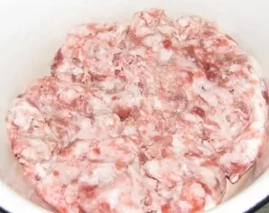 Let the dough rise in a dark place. For now, lets prepare the meat. Grind the meat.