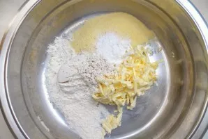 Grate cold butter. Mix with flour, semolina, baking powder, salt and pepper, grind into crumbs.