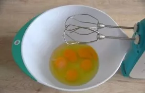 Beat 5 eggs in a bowl.