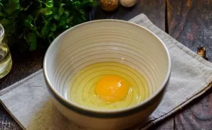 Break an egg into a bowl, add salt.
