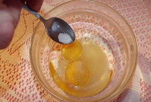 Now is the time to make a base for pancakes. Beat the eggs, add sugar, salt to taste and water. Instead of water, you can use milk or kefir.