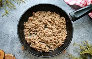 Pour vegetable oil into the pan and heat over medium heat. Put the minced meat in a pan and fry for 10 minutes, stirring and splitting la...
