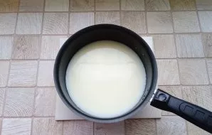 Knead the dough for pancakes. In a bowl, beat the egg, pour in milk, salt and sugar.