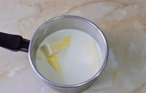 First of all, we will prepare a biscuit. Put the milk and butter on the fire and bring to a boil. Butter must completely dissolve.
