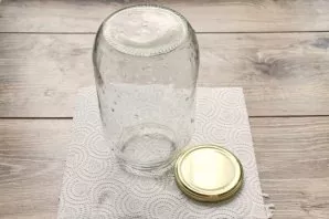 Rinse the jar thoroughly with soda and sterilize it in any convenient way. Boil the lid for 5 minutes over medium heat.