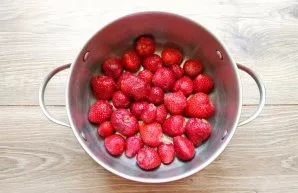 Mix the strawberries, rinse and let the water drain completely. Pour water into a pot with a thick bottom, bring to a boil and add the be...