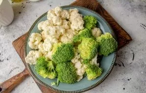 Wash broccoli and cauliflower and cut into small inflorescences.