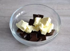 Break 150 grams of chocolate and melt with butter in the microwave or water bath.