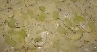 We wipe the onion, we grate the onions finely. Sprinkle potatoes with grated onion.