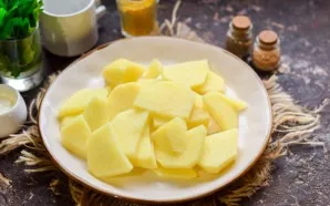 Peel the potatoes, wash, dry, cut into plates.