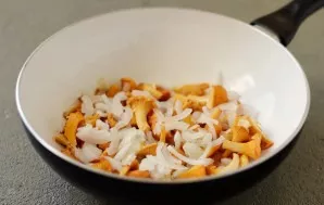 Wash the chanterelles, cut into medium-sized slices. Peel half of the onion and cut into half rings. Fry until golden in oil at high temp...