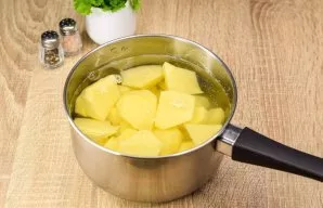 Peel the potatoes, wash and dry. Cut the potatoes into large pieces and put in a saucepan, pour cold water and put on the fire. Bring to ...
