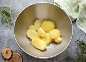Peel the potatoes and cook in salted water until tender. Drain the broth and let cool completely.