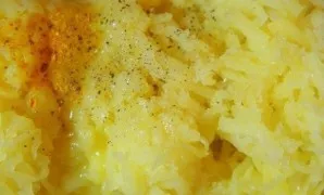 Add eggs, salt, black pepper and other spices to the potatoes (if you like, it can be, for example, turmeric) and mix well with your hands.