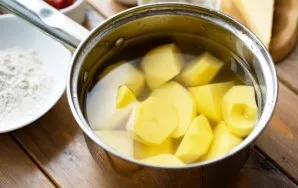 Cut the potatoes into small pieces, put in a saucepan, pour water, cook until tender, strain.