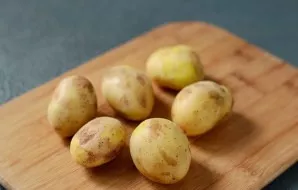 Rinse the potatoes well, dry.