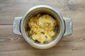 Peel the potatoes, rinse and cook in salted water over medium heat until tender. Drain the entire broth and keep the pot over low heat to...
