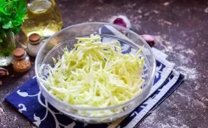 Wash and dry the zucchini, grate. Put the chips in a bowl.