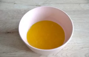 Let's start by making the salad dressing. To do this, mix half lemon and orange juice in a bowl, add olive oil.