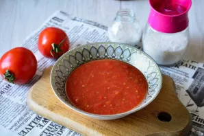 Wash the tomatoes and grind in a meat grinder.
